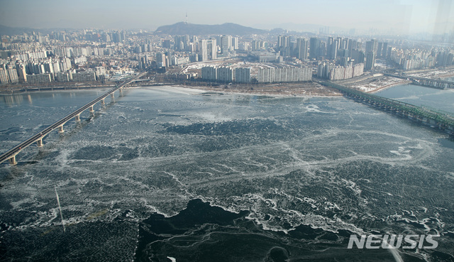 「北極寒波」で凍りついた漢江／ソウル