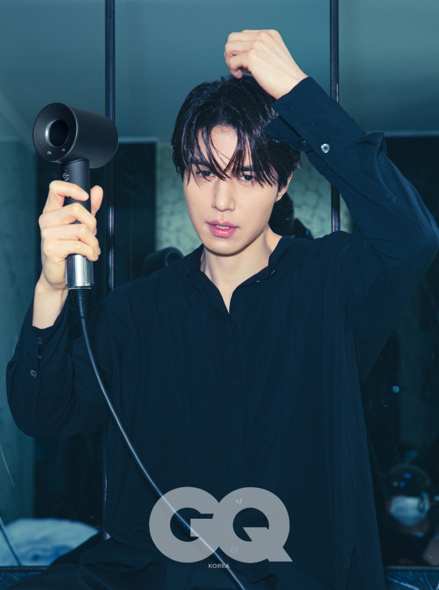イ・ドンウク、髪を乾かす姿も魅力爆発＝「GQ KOREA」-Chosun online 朝鮮日報