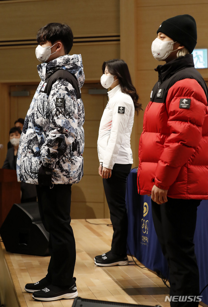 北京冬季オリンピック韓国代表選手団公式ユニフォームを紹介する選手ら