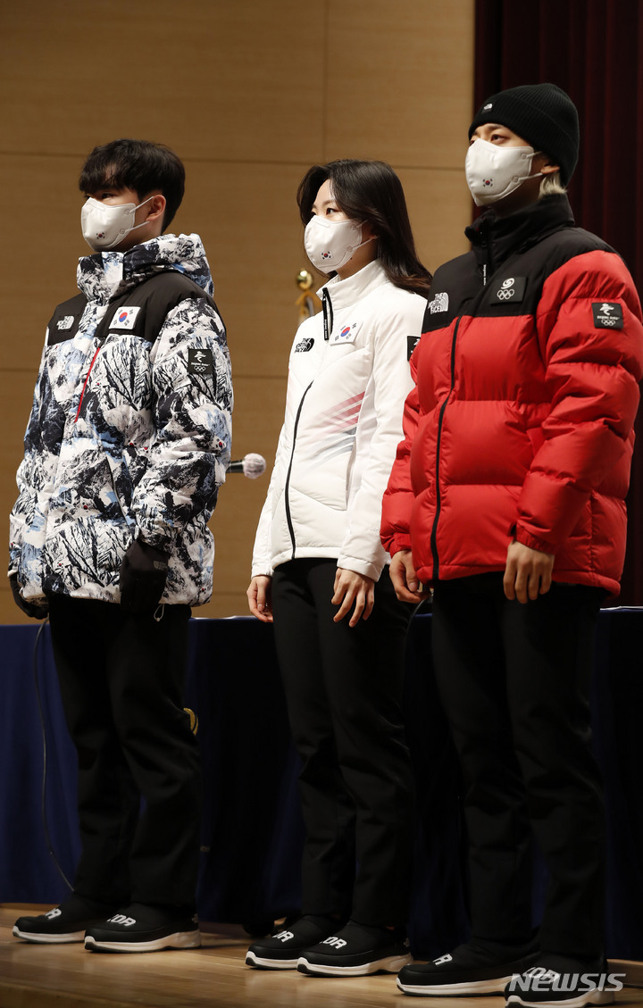 北京冬季オリンピック韓国代表選手団公式ユニフォームを紹介する選手ら