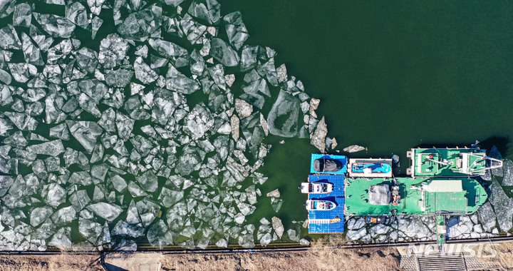 漢江の川面に広がる浮氷