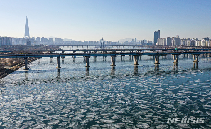 漢江の川面に広がる浮氷