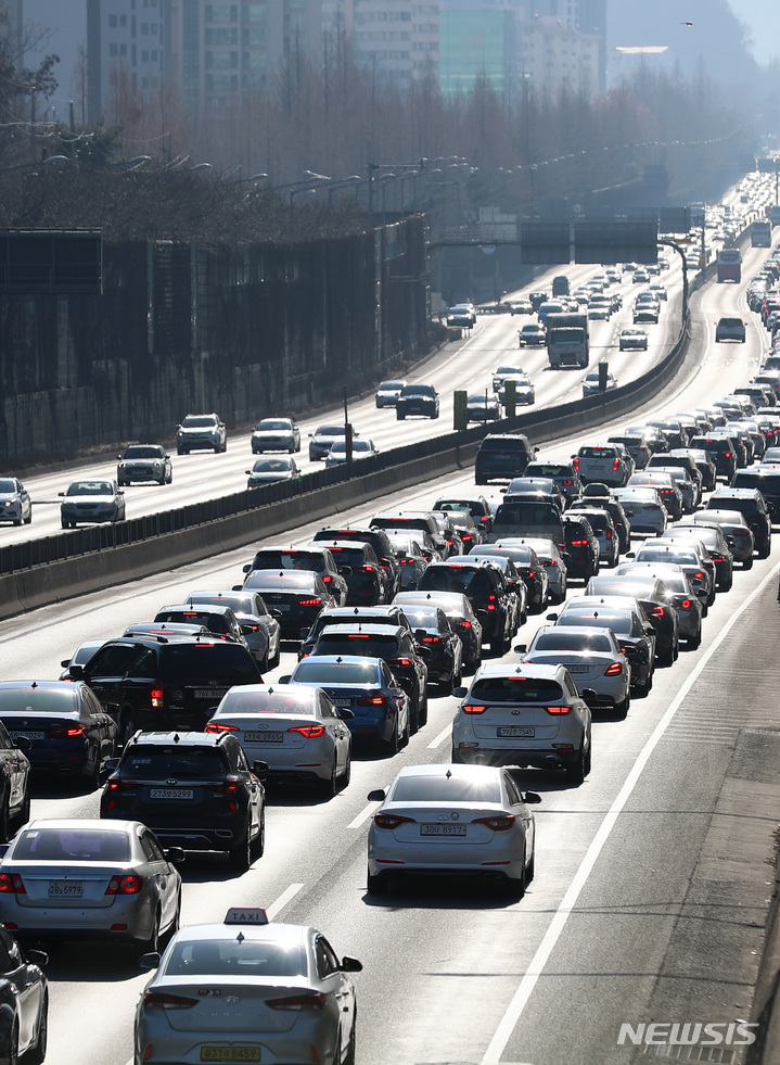 対照的な京釜高速道路の上りと下り／ソウルChosun online 朝鮮日報