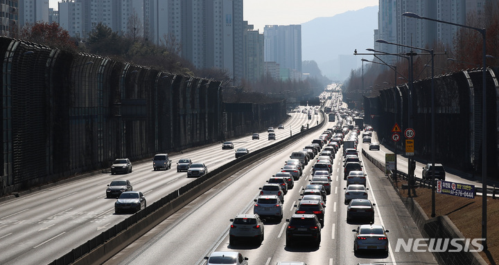 対照的な京釜高速道路の上りと下り／ソウルChosun online 朝鮮日報