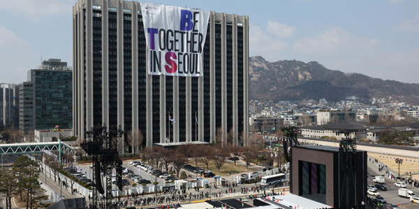 BTSのカムバックを祝う垂れ幕　「BE TOGETHER IN SEOUL」