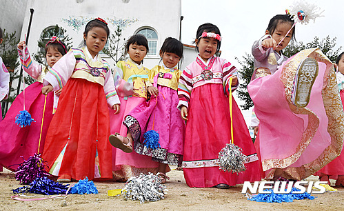 園児たちが韓国伝統遊戯を体験