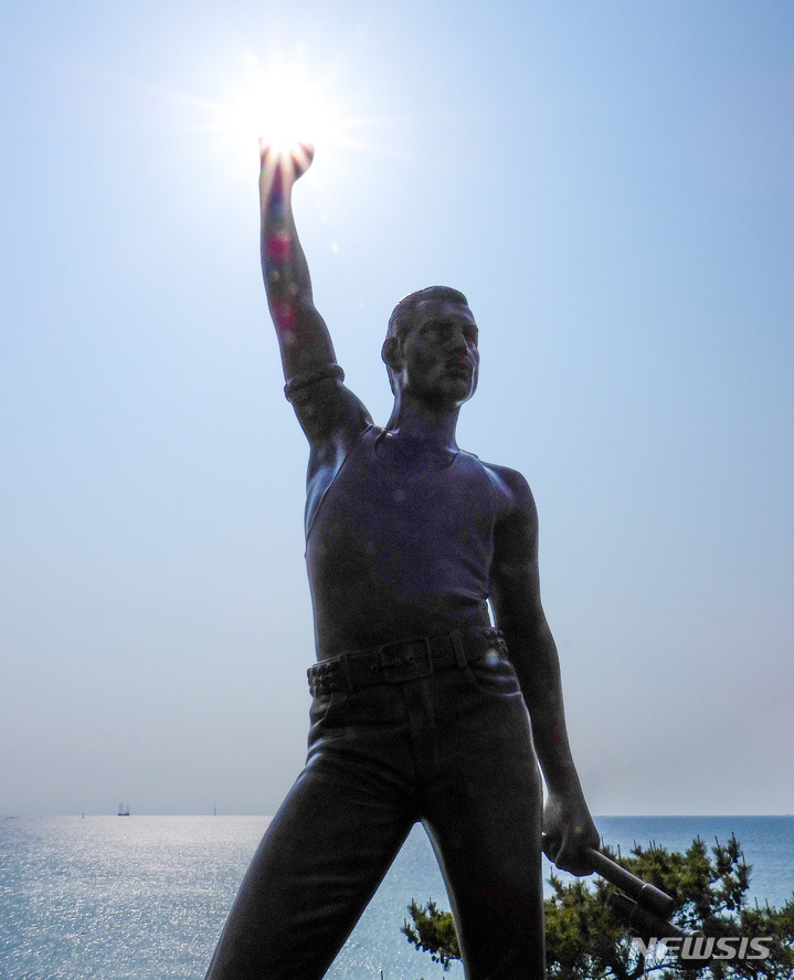 済州島に設置された「フレディ・マーキュリー」公認の銅像