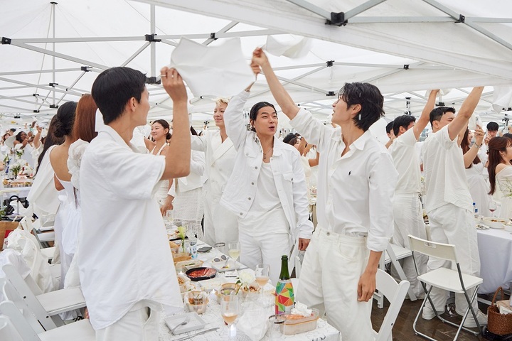 漢江公園で純白のパーティー開催　「Diner en Blanc Seoul」